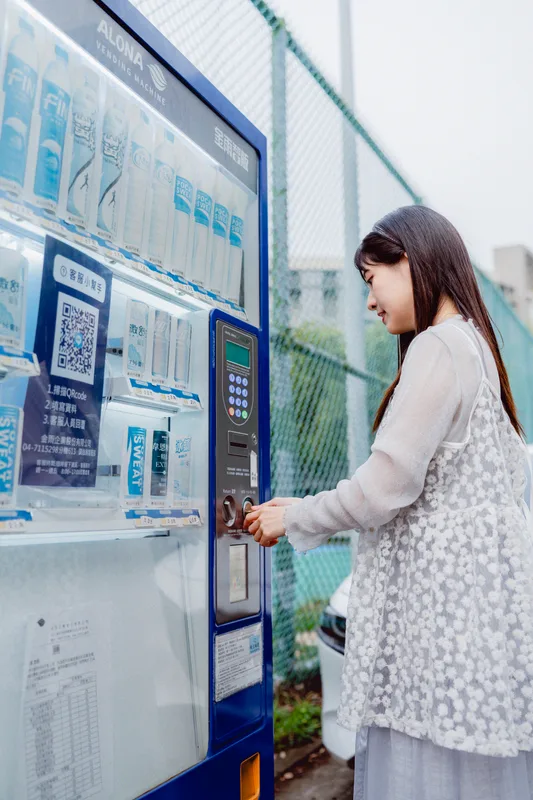 藍色販賣機前選飲